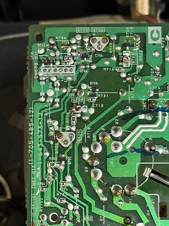 Nahaufnahme einer Leiterplatte mit Bauteilbeschriftungen