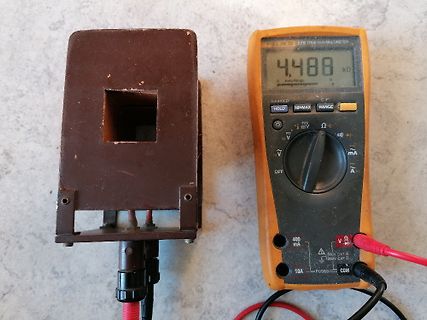 Multimeter misst Widerstand an Bauteil