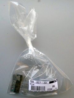 Elektronikbauteil in Plastiktüte mit Etikett