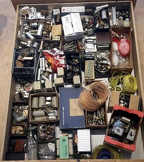 Sortiment an Elektronikbauteilen und Kabeln in einer Kiste