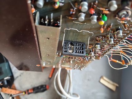 Nahaufnahme einer bestückten Leiterplatte mit elektronischen Bauteilen