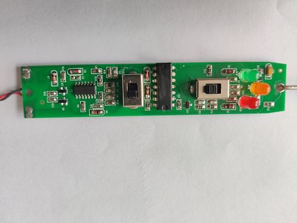 Grüne Leiterplatte mit LEDs, Schaltern und IC