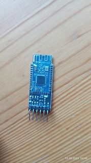HM-10 Bluetooth Modul auf Holzuntergrund