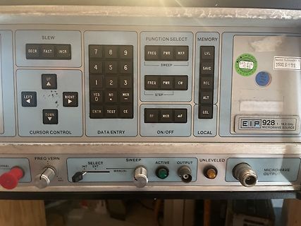 Bedienfeld eines EIF 928 Mikrowellenquellen-Generators