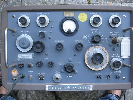 Hewlett Packard Testgerät mit Drehreglern