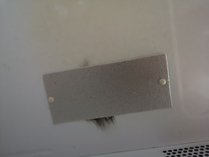 Nahaufnahme einer grauen Fläche mit dunklen Flecken