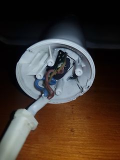 Innenansicht eines geöffneten Kunststoffgehäuses mit Kabeln