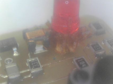 Nahaufnahme einer Leiterplatte mit roter LED