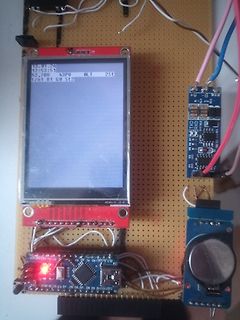 Mikrocontroller-Aufbau mit LCD-Display und Sensor