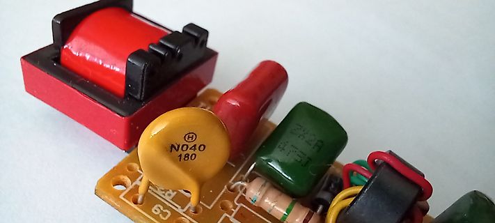 Elektronische Bauteile auf einer Leiterplatte
