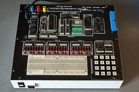 Selbstgebaute Mikrocomputer-Platine mit Komponenten