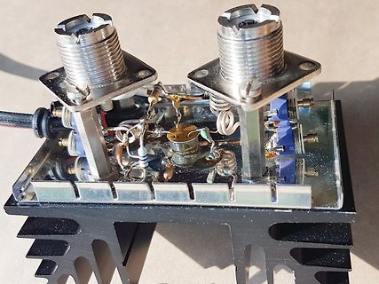 HF-Verstärker mit zwei HF-Buchsen auf Kühlkörper