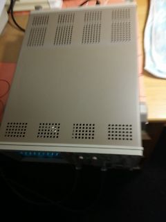 Elektronikgerät mit Lüftungsschlitzen und Anschlüssen