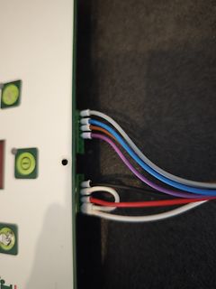 Bunte Kabel an einer Klemmenleiste