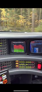 Cockpit eines Fahrzeugs mit digitalen Anzeigen