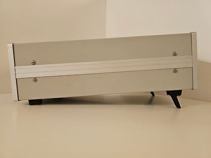 Rückansicht eines metallischen Gehäuses