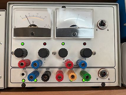 Labornetzteil mit Analoganzeigen