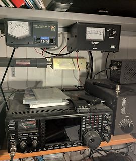 Funkstation mit Messgeräten und Transceiver