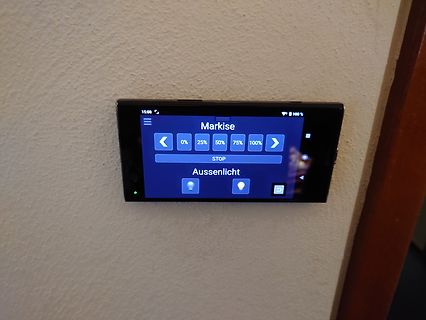 Abfotografierter Touchscreen einer Haussteuerung
