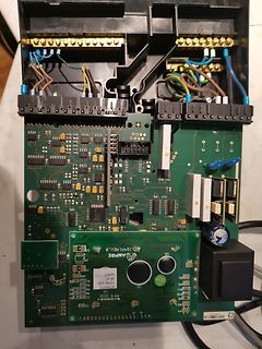 Leiterplatte eines elektronischen Steuergeräts mit Verdrahtung