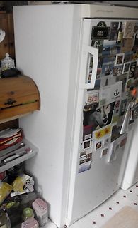 Weißer Kühlschrank mit Magneten und Fotos