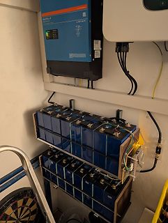 Victron MultiPlus-II Wechselrichter und Batteriebank