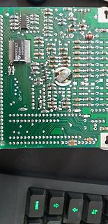 Grüne Leiterplatte mit integriertem Schaltkreis und Bauteilen