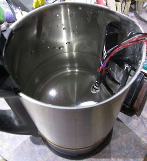 Innenansicht eines Metallbehälters mit Kabeln