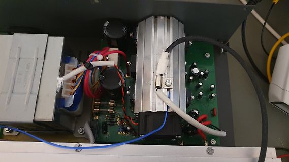 Innenansicht eines Netzteils mit Platine und Transformator
