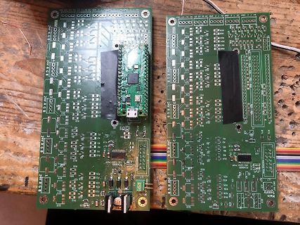 Zwei grüne Leiterplatten mit elektronischen Bauteilen