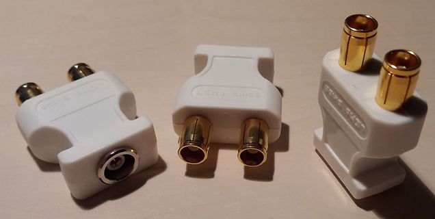 Drei weiße Banana-Stecker-Adapter mit Goldkontakten