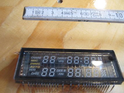 LCD-Display mit Lineal auf Holzuntergrund