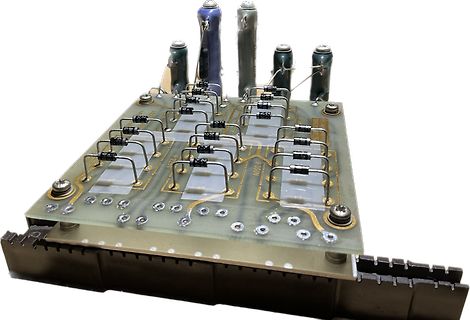 Bestückte Leiterplatte mit Elektrolytkondensatoren und Widerständen
