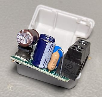 Elektronikbauteile auf einer kleinen Leiterplatte in Gehäuse