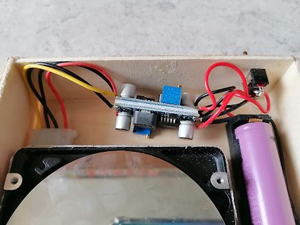 Freie Verdrahtung auf Holzbrett mit Batterie und Platine