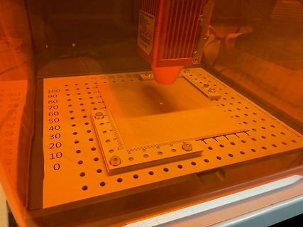 Laser Gravurmaschine mit Arbeitsplatte