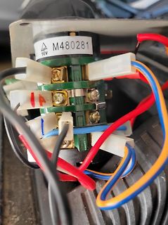 Elektrische Anschlüsse an einem Bauteil mit Typenbezeichnung