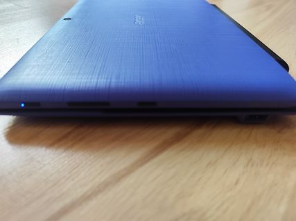 Rückseite eines blauen Laptops