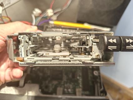 Innenansicht eines elektronischen Geräts mit Schaltern