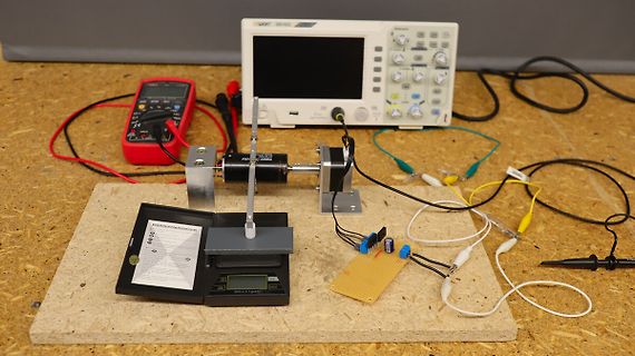 Elektronik-Messaufbau mit Oszilloskop, Multimeter und Leiterplatte