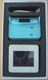 Inhalt einer Produktverpackung mit Ladegerät und Display