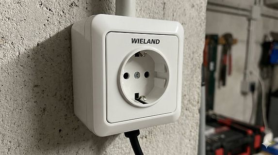 Weiße Steckdose an einer Wand