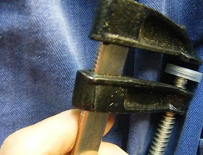 Metallstück in einer Schraubzwinge