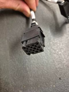 Elektrischer Stecker mit mehreren Pins