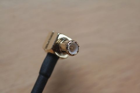 Vergoldeter Koaxialstecker an Kabel