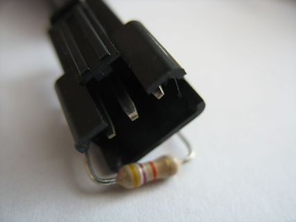 Widerstand an schwarzem Stecker