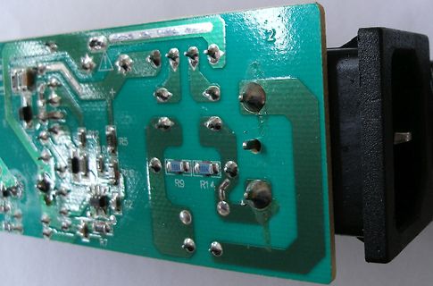 Nahaufnahme einer grünen Leiterplatte mit Netzstecker