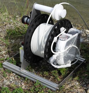Kabeltrommel mit weißem Schlauch und Pumpe