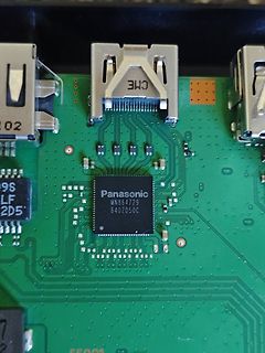Nahaufnahme einer Leiterplatte mit Panasonic-Chip und USB-Anschlüssen