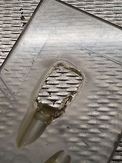 Beschädigte transparente Kunststoffabdeckung
